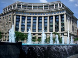 Navy Memorial fountain in Washington, DC